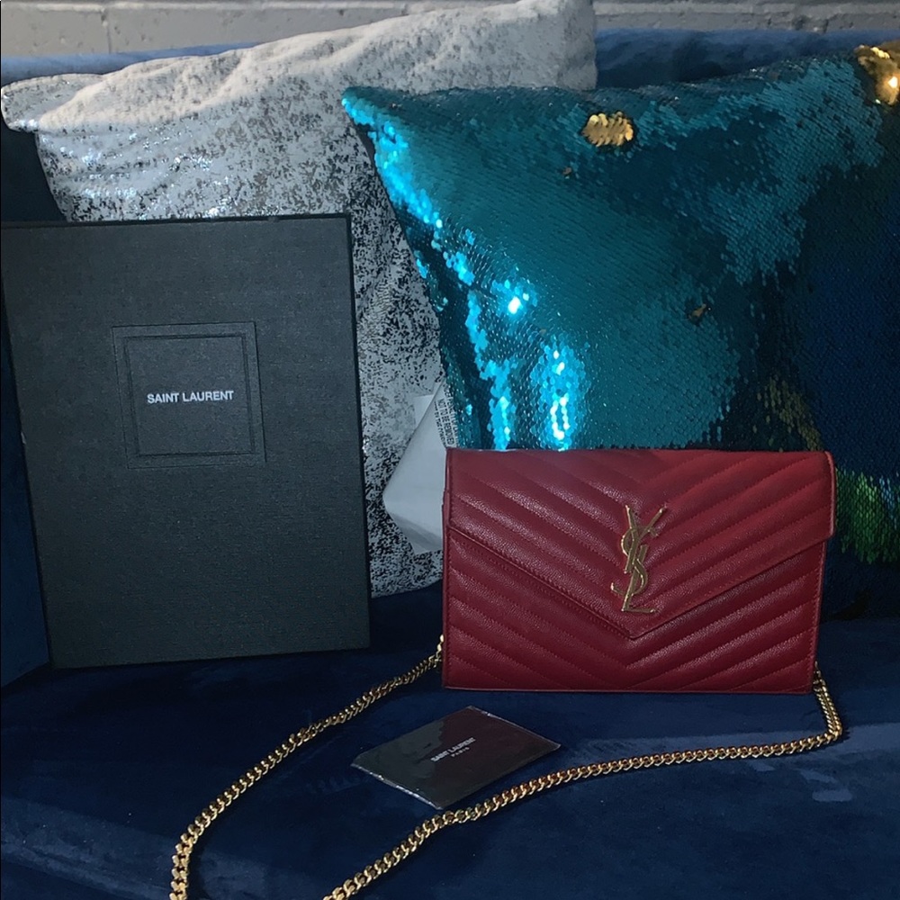 Leather wallet in chain.